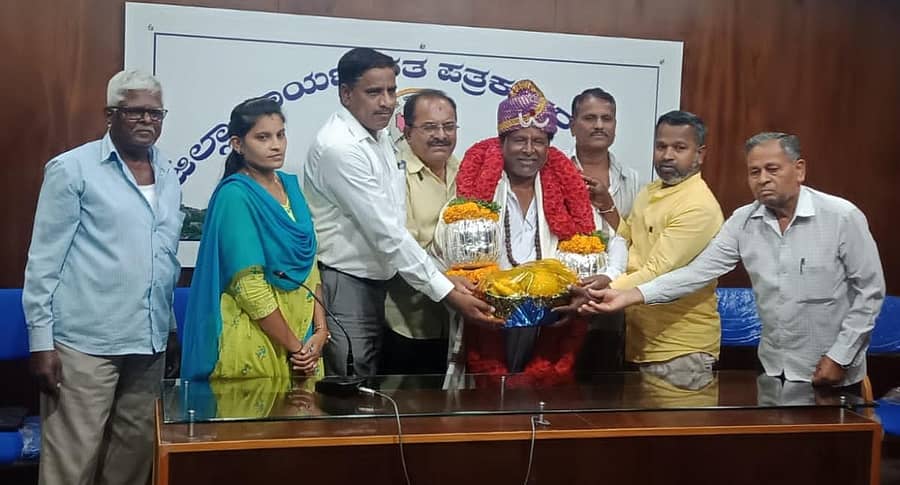 ಮಂಡ್ಯ ನಗರದ ಪತ್ರಿಕಾ ಭವನದಲ್ಲಿ ಬುದ್ಧ ಭಾರತ ಪೌಂಡೇಷನ್‌ನಿಂದ ಕಲಾವಿದ ಮಳವಳ್ಳಿ ಮಹದೇವಸ್ವಾಮಿ ಅವರುನ್ನು ಸನ್ಮಾನಿಸಲಾಯಿತು. ಜೆ.ರಾಮಯ್ಯ, ಲಿಂಗರಾಜು ಇದ್ದಾರೆ