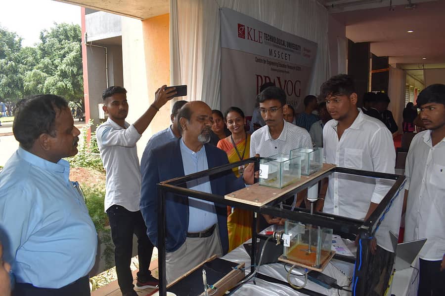 ಬೆಳಗಾವಿಯ ಡಾ.ಎಂ.ಎಸ್. ಶೇಷಗಿರಿ ಎಂಜಿನಿಯರಿಂಗ್ ಮತ್ತು ತಾಂತ್ರಿಕ ಮಹಾವಿದ್ಯಾಲಯದಲ್ಲಿ ನಡೆದ ‘ಪ್ರಯೋಗ ವಸಂತ–2022’ ಕಾರ್ಯಕ್ರಮದಲ್ಲಿ ಕೆಎಲ್ಇ ತಾಂತ್ರಿಕ ವಿಶ್ವವಿದ್ಯಾಲಯದ ಕುಲಪತಿ ಪ್ರೊ.ಅಶೋಕ ಶೆಟ್ಟರ ಮಾದರಿಯನ್ನು ವೀಕ್ಷಿಸಿ ವಿದ್ಯಾರ್ಥಿಗಳಿಂದ ಮಾಹಿತಿ ಪಡೆದರು