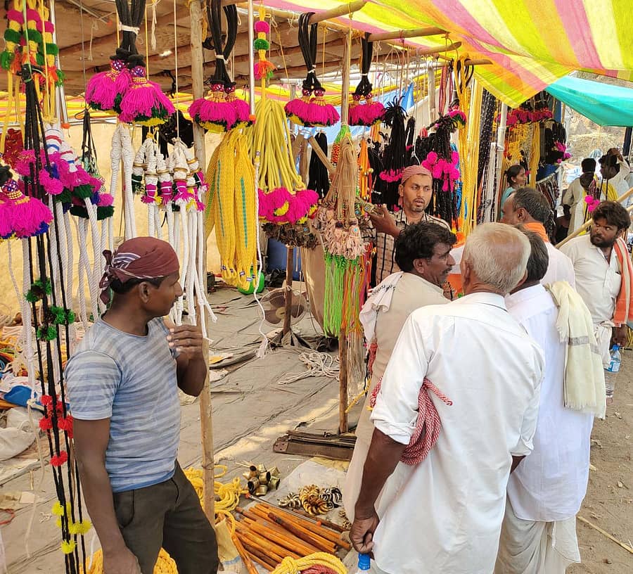 ಶಹಾಪುರ ನಗರದ ಚರಬಸವೇಶ್ವರ ಜಾನುವಾರುಗಳ ಜಾತ್ರೆಯಲ್ಲಿ ರೈತರು ವಿವಿಧ ಬಗೆಯ ಹಗ್ಗಗಳನ್ನು ಖರೀದಿಸಿದರು