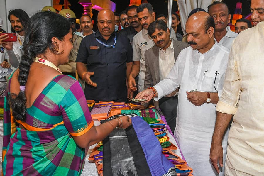 ನಗರದಲ್ಲಿ ಶುಕ್ರವಾರ ಆರಂಭವಾದ ‘ರಾಷ್ಟ್ರೀಯ ಸಂಜೀವಿನಿ ಸರಸ್ ಮೇಳ’ದಲ್ಲಿ ಮುಖ್ಯಮಂತ್ರಿ ಬಸವರಾಜ ಬೊಮ್ಮಾಯಿ ಅವರು ತಮ್ಮ ಪತ್ನಿಗಾಗಿ ₹2500 ಮೊತ್ತದ ಸೀರೆ ಖರೀದಿಸಿದರು. ಕೌಶಲ್ಯಾಭಿವೃದ್ಧಿ ಇಲಾಖೆಯ ಪ್ರಧಾನ ಕಾರ್ಯದರ್ಶಿ ಸೆಲ್ವ ಕುಮಾರ್, ಸಚಿವರಾದ ಎಂಟಿಬಿ ನಾಗರಾಜ್, ಸಿ.ಎನ್.ಅಶ್ವತ್ಥನಾರಾಯಣ ಚಿತ್ರದಲ್ಲಿದ್ದಾರೆ – ಪ್ರಜಾವಾಣಿ ಚಿತ್ರ