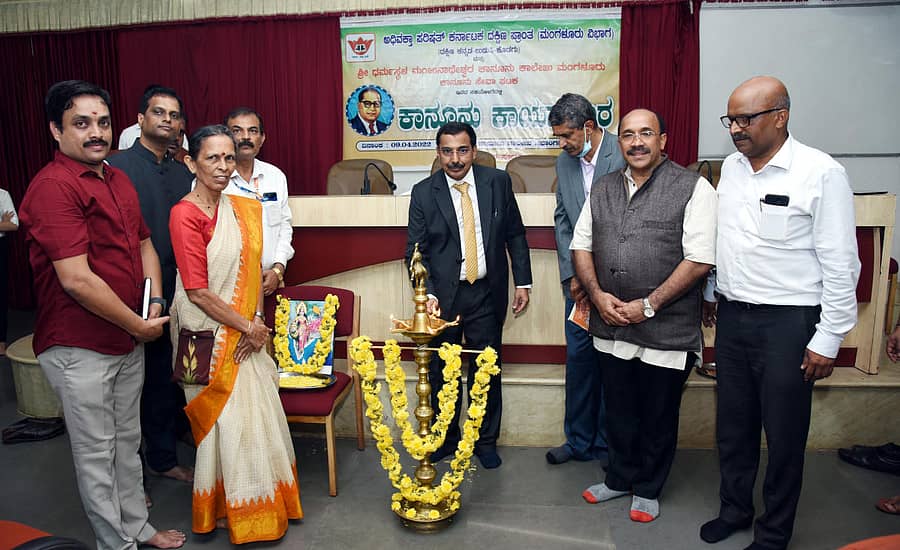 ಮಂಗಳೂರಿನ ಎಸ್ಡಿಎಂ ಕಾಲೇಜಿನಲ್ಲಿ ಆಯೋಜಿಸಿದ್ದ ಕಾನೂನು ಕಾರ್ಯಾಗಾರವನ್ನು ಹೈಕೋರ್ಟ್ ನ್ಯಾಯಮೂರ್ತಿ ಪಿ. ಕೃಷ್ಣ ಭಟ್ ಉದ್ಘಾಟಿಸಿದರು.