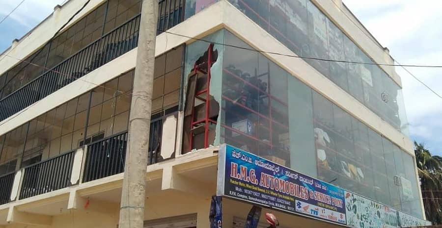 ಮುಳಬಾಗಿಲಿನಲ್ಲಿ ಶುಕ್ರವಾರ ರಾತ್ರಿ ಶೋಭಾ ಯಾತ್ರೆ ವೇಳೆ ನಡೆದ ಕಲ್ಲು ತೂರಾಟದಲ್ಲಿ ರಸ್ತೆ ಬದಿಯ ವಾಣಿಜ್ಯ ಮಳಿಗೆಯೊಂದರ ಗಾಜು ಜಖಂಗೊಂಡಿರುವುದು