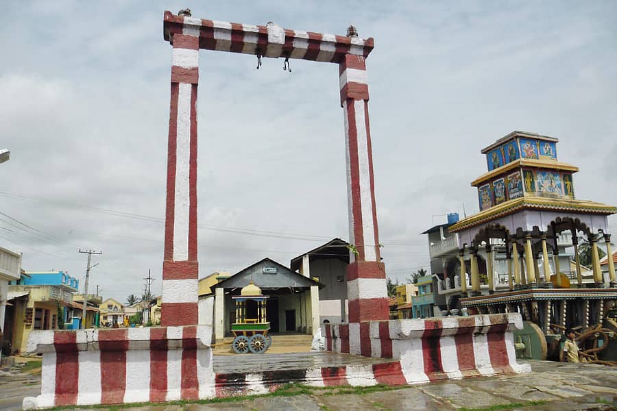 ಹಿರೀಸಾವೆಯ ಚೌಡೇಶ್ವರಿ ದೇವಸ್ಥಾನದ ಉಯ್ಯಾಲೆ ಕಂಬ ಮತ್ತು ರಥಗಳು