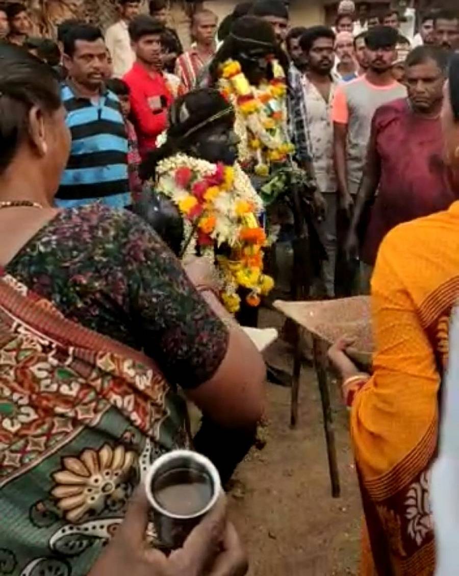 ಗಣಗನೂರು ಮತ್ತು ಹಳ್ಳಿಕೆರೆಹುಂಡಿಯಲ್ಲಿ ಇತ್ತೀಚೆಗೆ ನಡೆದ ವಿಶಿಷ್ಟ ಆಚರಣೆಯ ದೃಶ್ಯ