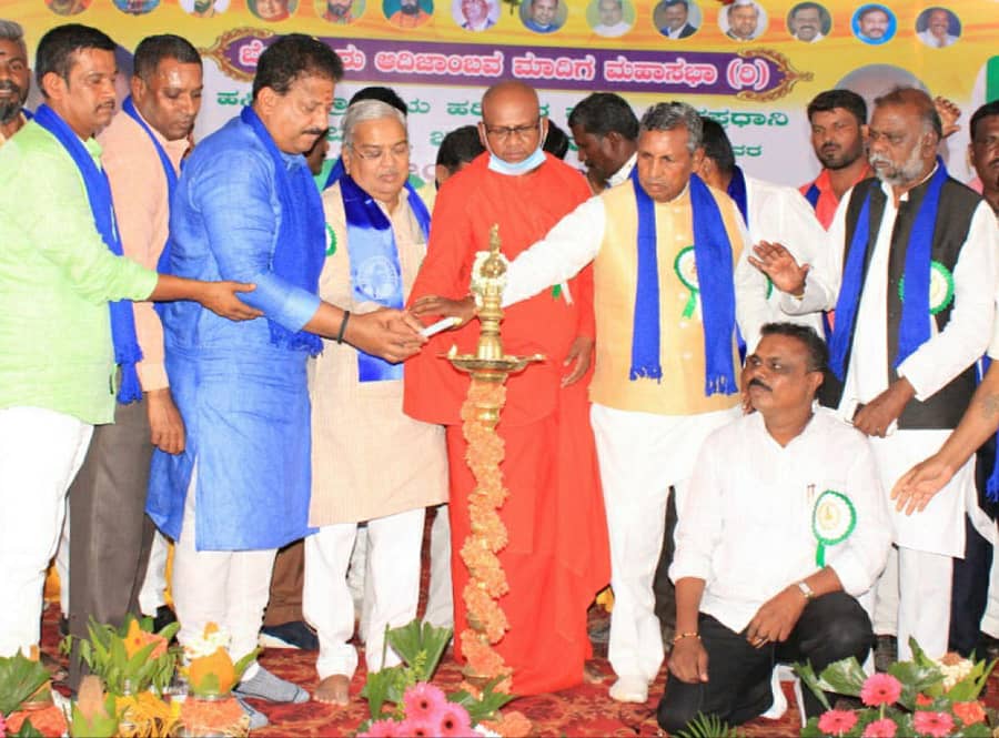 ಕಾರ್ಯಕ್ರಮವನ್ನು ಸಚಿವ ಗೋವಿಂದ ಕಾರಜೋಳ ಉದ್ಘಾಟಿಸಿದರು. ಶಾಸಕ ಎಸ್‌.ಆರ್. ವಿಶ್ವನಾಥ್, ಮಾದಾರ ಚೆನ್ನಯ್ಯ ಗುರುಪೀಠದ ಬಸವಮೂರ್ತಿ ಮಾದಾರ ಚೆನ್ನಯ್ಯ ಸ್ವಾಮೀಜಿ, ಕೆ.ಎಚ್.ಮುನಿಯಪ್ಪ, ಕಾಂಗ್ರೆಸ್ ಮುಖಂಡ ಎಚ್.ಆಂಜನೇಯ, ಚಿಂತಕ ಹೂಡಿ ವೆಂಕಟೇಶ್, ಬೆಂಗಳೂರು ಉತ್ತರ ಜಿಲ್ಲಾ ಕಾಂಗ್ರೆಸ್ ಪರಿಶಿಷ್ಟ ಜಾತಿ ಘಟಕದ ಅಧ್ಯಕ್ಷ ಕೋಗಿಲು ವೆಂಕಟೇಶ್, ಬೆಂಗಳೂರು ಆದಿಜಾಂಬವ ಮಾದಿಗ ಮಹಾಸಭಾ ಅಧ್ಯಕ್ಷ ವೆಂಕಟೇಶಮೂರ್ತಿ ಇದ್ದರು 