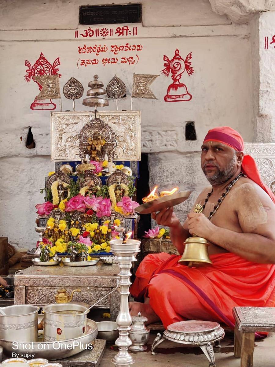 ಗಂಗಾವತಿ ತಾಲ್ಲೂಕಿನ ಆನೆಗೊಂದಿ ನವವೃಂದಾವನ ಗಡ್ಡೆಯಲ್ಲಿ ಶುಕ್ರವಾರ ನಡೆದ ಕವಿಂದ್ರ ತೀರ್ಥರ ಪೂರ್ವಾರಾಧನೆಯಲ್ಲಿ ಮಂತ್ರಾಲಯ ಮಠದ ಸುಬುಧೇಂದ್ರ ತೀರ್ಥರು ಮನ್ಮೂಲ ರಾಮದೇವರ ಪೂಜೆ ನೆರವೇರಿಸಿದರು