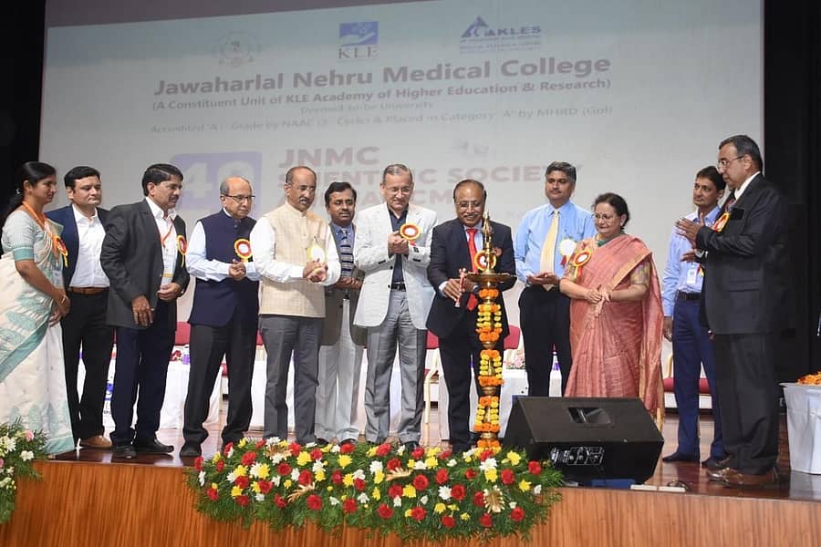 ಬೆಳಗಾವಿಯ ಜೆಎನ್ಎಂಸಿ ವಿಜ್ಞಾನ ಸಮಾಜದ 40ನೇ ವಾರ್ಷಿಕ ಮುಂದುವರಿದ ವೈದ್ಯಕೀಯ ಶಿಕ್ಷಣ ಕಾರ್ಯಾಗಾರವನ್ನು ಭಾರತೀಯ ಸರ್ಜನ್ಗಳ ಸಂಘದ ಅಧ್ಯಕ್ಷ ಡಾ.ಜಿ. ಸಿದ್ದೇಶ್ ಉದ್ಘಾಟಿಸಿದರು