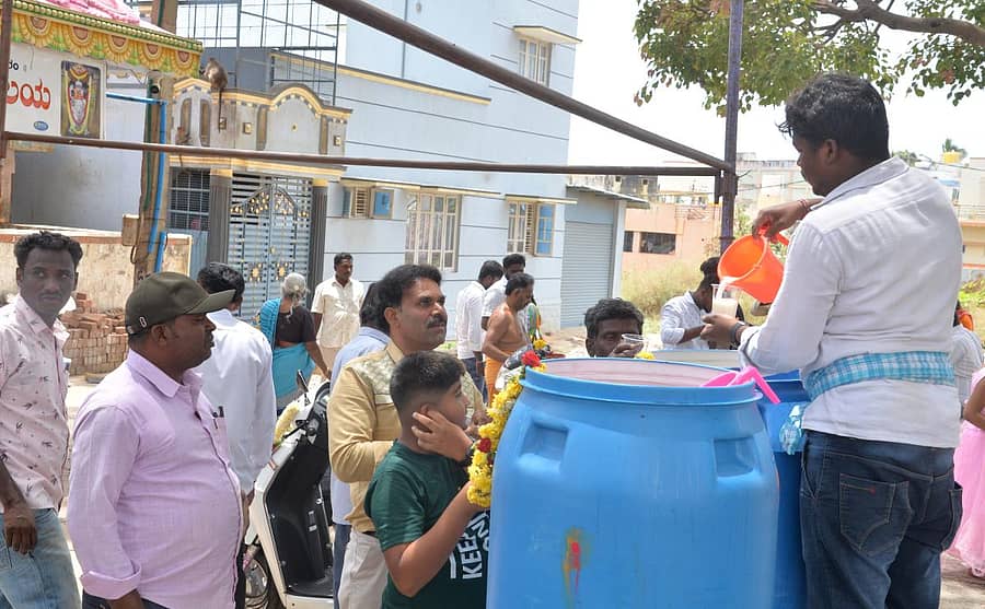 ಶ್ರೀರಾಮನವಮಿ ಅಂಗವಾಗಿ ಕೋಲಾರ ಹೊರವಲಯದ ಕೊಂಡರಾಜನಹಳ್ಳಿ ಆಂಜನೇಯ ಸ್ವಾಮಿ ದೇವಸ್ಥಾನದ ಬಳಿ ಭಕ್ತರಿಗೆ ಭಾನುವಾರ ಪಾನಕ ಮತ್ತು ಮಜ್ಜಿಗೆ ವಿತರಿಸಲಾಯಿತು