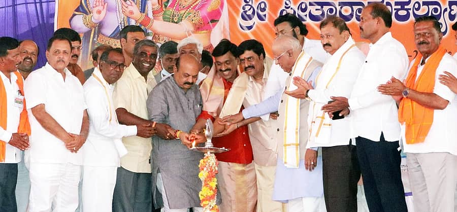 ಮುಖ್ಯಮಂತ್ರಿ ಬಸವರಾಜ ಬೊಮ್ಮಾಯಿ ಅವರೊಂದಿಗೆ ಕಾರ್ಯಕ್ರಮ ಉದ್ಘಾಟಿಸಿದ ಸಹೋದರರಾದ ಜಿ. ಕರುಣಾಕರ ರೆಡ್ಡಿ, ಸೋಮಶೇಖರ್ ರೆಡ್ಡಿ ಹಾಗೂ ಗಾಲಿ ಜನಾರ್ದನ ರೆಡ್ಡಿ