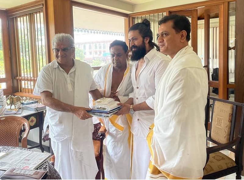 ಧಮಾಧಿಕಾರಿ ಡಿ. ವೀರೇಂದ್ರ ಹೆಗ್ಗಡೆ ಅವರು ಚಿತ್ರ ನಟ ಯಶ್ ಅವರನ್ನು ಗೌರವಿಸಿದರು.