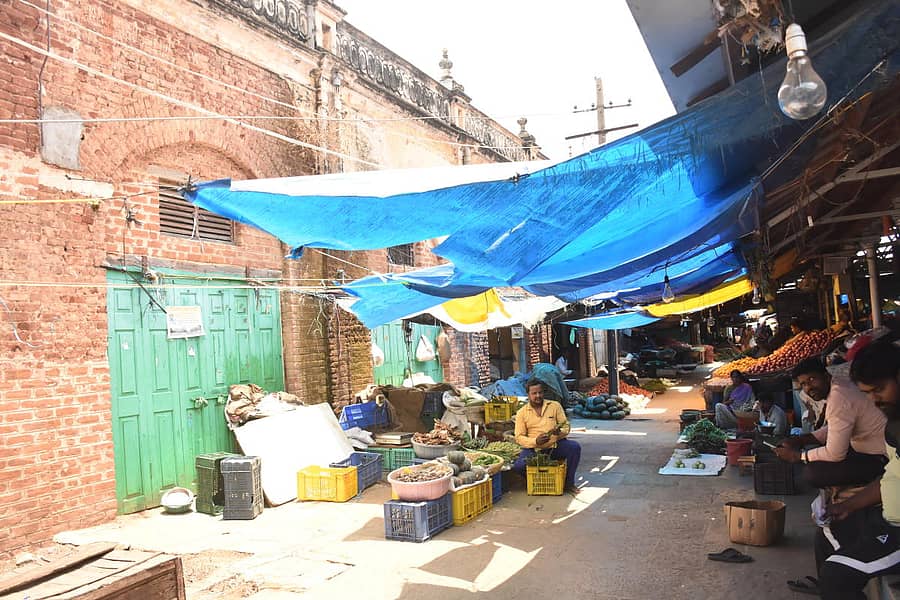 ಶಿಥಿಲಗೊಂಡಿರುವ ದೇವರಾಜ ಮಾರುಕಟ್ಟೆಯ ಮಳಿಗೆಗಳನ್ನು ಮುಚ್ಚಲಾಗಿದ್ದು, ಮುಂಭಾಗದಲ್ಲಿಯೇ ವಹಿವಾಟು ನಡೆದಿದೆ