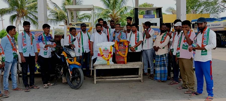 ತಾವರಗೇರಾ ಪಟ್ಟಣದಲ್ಲಿ ಭಾನುವಾರ ಯುವ ಕಾಂಗ್ರೆಸ್ ಘಟಕದ ವತಿಯಿಂದ ಪೆಟ್ರೋಲ್, ಡಿಸೇಲ್ ಬೆಲೆ ಏರಿಕೆ ಖಂಡಿಸಿ ಪ್ರತಿಭಟನೆ ನಡೆಸಿದರು