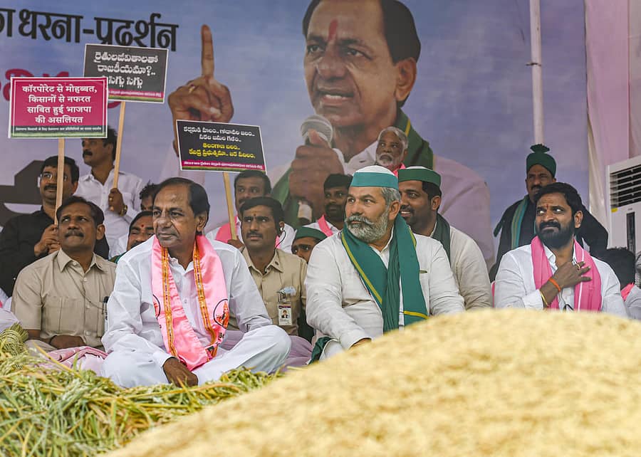 ಕೇಂದ್ರದ ಭತ್ತ ಖರೀದಿ ನೀತಿ ವಿರುದ್ಧ ಟಿಆರ್ಎಸ್ ಪಕ್ಷದ ಮುಖಂಡರೊಂದಿಗೆ ತೆಲಂಗಾಣ ಮುಖ್ಯಮಂತ್ರಿ ಕೆ.ಚಂದ್ರಶೇಖರ ರಾವ್ ದೆಹಲಿಯಲ್ಲಿ ಸೋಮವಾರ ಪ್ರತಿಭಟನೆ ನಡೆಸಿದರು. ಭಾರತೀಯ ಕಿಸಾನ್ ಯುನಿಯನ್ (ಬಿಕೆಯು) ಮುಖಂಡ ರಾಕೇಶ್ ಟಿಕಾಯತ್ ಪಾಲ್ಗೊಂಡಿದ್ದರು.– ಪಿಟಿಐ ಚಿತ್ರ