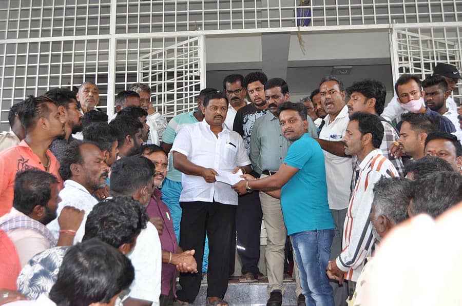 ತರಕಾರಿ ಮಾರುಕಟ್ಟೆ ನವೀಕರಣಗೊಳ್ಳುವವರೆಗೆ ವರ್ತಕರಿಗೆ ಪರ್ಯಾಯ ವ್ಯವಸ್ಥೆ ಕಲ್ಪಿಸಬೇಕು ಎಂದು ಒತ್ತಾಯಿಸಿ ವ್ಯಾಪಾರಿಗಳು ನಗರಸಭೆ ಅಧ್ಯಕ್ಷ ಎಚ್.ಎಸ್.ಮಂಜು ಅವರಿಗೆ ಮನವಿ ಸಲ್ಲಿಸಿದರು