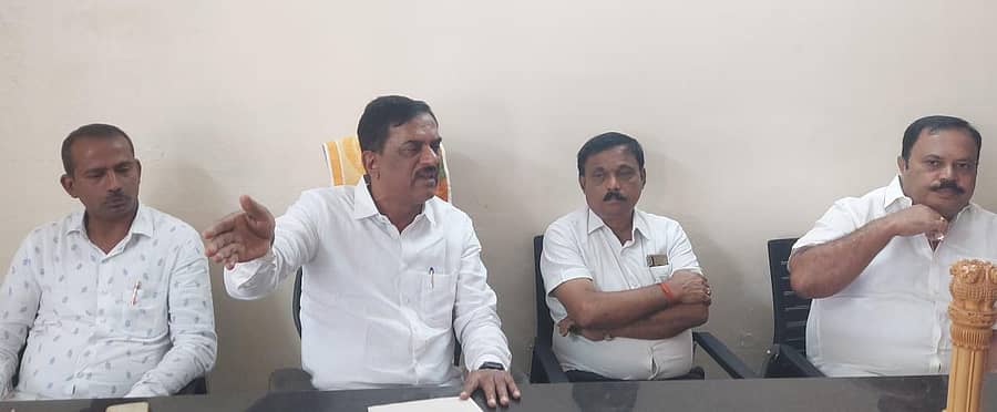 ವಿಧಾನ ಪರಿಷತ್ ಸದಸ್ಯ ಗೋವಿಂದರಾಜು ಕೋಲಾರದಲ್ಲಿ ಸೋಮವಾರ ಪತ್ರಿಕಾಗೋಷ್ಠಿಯಲ್ಲಿ ಮಾತನಾಡಿದರು