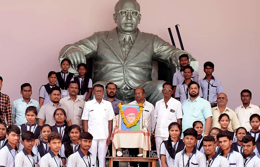 ಬಸವಕಲ್ಯಾಣದ ಡಾ.ಅಂಬೇಡ್ಕರ್ ಕಾಲೇಜಿನಲ್ಲಿ ಸೋಮವಾರ ನಡೆದ ಮಹಾತ್ಮ ಜ್ಯೋತಿಬಾ ಫುಲೆ ಜಯಂತಿ ಕಾರ್ಯಕ್ರಮದಲ್ಲಿ ಸಂಸ್ಥೆ ಅಧ್ಯಕ್ಷ ನರಸಿಂಗರಾವ್ ಕಾಂಬಳೆ ಭಾವಚಿತ್ರದ ಪೂಜೆ ನೆರವೇರಿಸಿದರು. ಡಾ.ಜೈಶೇನಪ್ರಸಾದ ಪಾಲ್ಗೊಂಡಿದ್ದರು