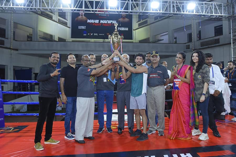 ಮಣಿಪಾಲ್ ಅಕಾಡೆಮಿ ಆಫ್‌ ಹೈಯರ್ ಎಜುಕೇಷನ್ ಸಂಸ್ಥೆಯ ಎಂಐಟಿ ಕ್ವಾಡ್ರಂಗಲ್ ಅಂಗಳದಲ್ಲಿ ಭಾನುವಾರ ನಡೆದ ಫೈಟ್‌ನೈಟ್‌ ಮೆಗಾ ಬಾಕ್ಸಿಂಗ್ ಟೂರ್ನಿಯಲ್ಲಿ ಸುರೇಶ್ ಪಾಶಮ್ ವಿರುದ್ಧ ನೀರಜ್ ಗೋಯಟ್‌ ಗೆಲುವು ಸಾಧಿಸಿ ಟ್ರೋಫಿ ಮುಡಿಗೇರಿಸಿಕೊಂಡರು.