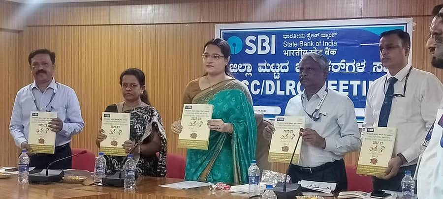 ರಾಯಚೂರು ಜಿಲ್ಲಾ ಪಂಚಾಯಿತಿ ಜಲ ನಿರ್ಮಲ ಸಭಾಂಗಣದಲ್ಲಿ ಲೀಡ್ ಬ್ಯಾಂಕ್ ವತಿಯಿಂದ ಸೋಮವಾರ ಆಯೋಜಿಸಿದ್ದ ಜಿಲ್ಲಾಮಟ್ಟದ ಬ್ಯಾಂಕ್‌ರಗಳ ಸಭೆಯಲ್ಲಿ ಜಿಲ್ಲಾ ಪಂಚಾಯಿತಿ ಮುಖ್ಯ ಕಾರ್ಯನಿರ್ವಾಹಕ ಅಧಿಕಾರಿ ನೂರ ಜಹಾರ ಖಾನಂ ಅವರು ಸಾಲಯೋಜನಾ ವಿವರವನ್ನು ಬಿಡುಗಡೆಗೊಳಿಸಿದರು