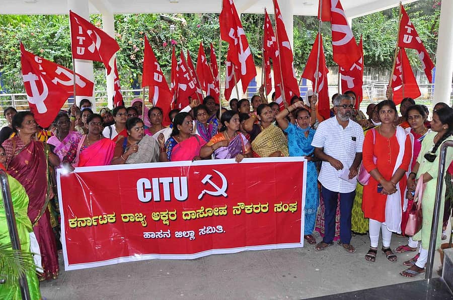 ಹಾಸನ ಜಿಲ್ಲಾ ಪಂಚಾಯಿತಿ ಕಚೇರಿ ಎದುರು ಅಕ್ಷರ ದಾಸೋಹ ನೌಕರರು ಪ್ರತಿಭಟನೆ ನಡೆಸಿದರು