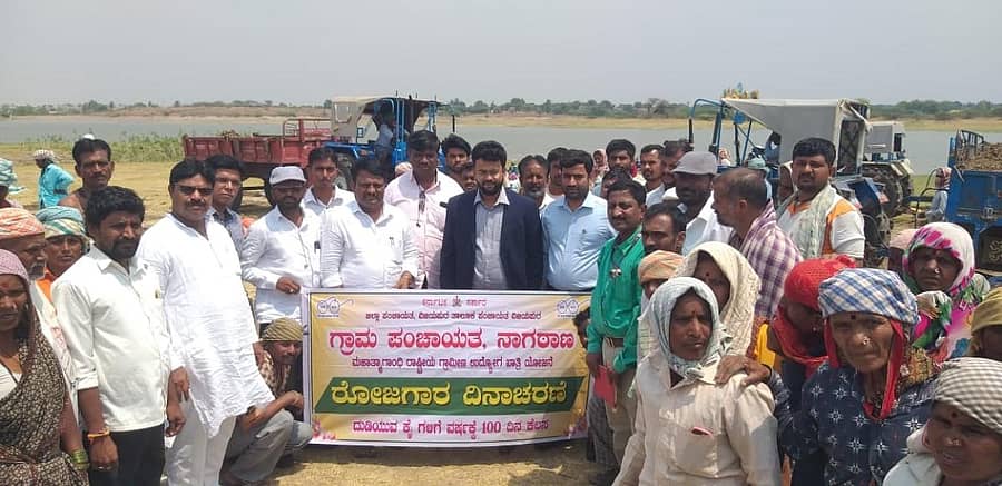 ವಿಜಯಪುರ ತಾಲ್ಲೂಕಿನ ನಾಗಠಾಣ ಗ್ರಾಮ ಪಂಚಾಯಿತಿ ವ್ಯಾಪ್ತಿಯಲ್ಲಿ ಮಹಾತ್ಮ ಗಾಂಧಿ ನರೇಗಾ ಯೋಜನೆಯಡಿ ದುಡಿಯೋಣ ಬಾ ಅಭಿಯಾನಕ್ಕೆ ಜಿಲ್ಲಾ ಪಂಚಾಯಿತಿ ಸಿಇಒ ರಾಹುಲ್ ಶಿಂಧೆ ಸೋಮವಾರ ಚಾಲನೆ ನೀಡಿದರು