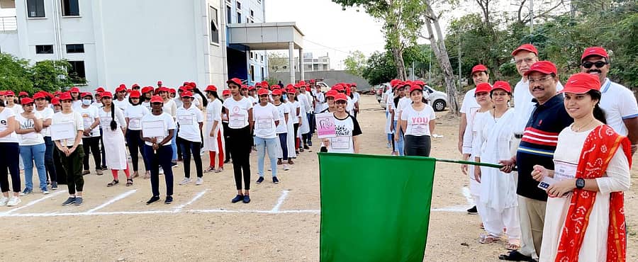 ರಾಯಚೂರಿನ ಪ್ರಸೂತಿ ಮತ್ತು ಸ್ತ್ರೀರೋಗ ತಜ್ಞರ ಸಂಘದಿಂದ ’ಸುರಕ್ಷಿತ ತಾಯ್ತನದ ಕುರಿತು ಜಾಗೃತಿ‘ಗಾಗಿ ಸೋಮವಾರ ಆಯೋಜಿಸಿದ್ದ ಮ್ಯಾರಾಥಾನ್‌ಗೆ ಶಾಸಕ ಡಾ.ಶಿವರಾಜ ಪಾಟೀಲ ಹಸಿರುನಿಶಾನೆ ತೋರಿಸಿದರು