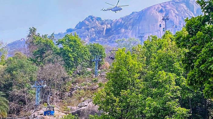 ಭಾರತೀಯ ವಾಯುಪಡೆಯ ಹೆಲಿಕಾಪ್ಟರ್ ರಕ್ಷಣಾ ಕಾರ್ಯಾಚರಣೆಯಲ್ಲಿ ತೊಡಗಿರುವುದು – ಪಿಟಿಐ ಚಿತ್ರ