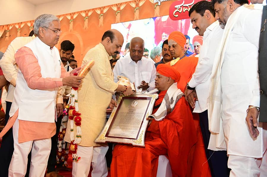 ಶಿವಮೂರ್ತಿ ಮುರುಘಾ ಶ್ರೀಗಳ ಜನ್ಮದಿನದ ಹಿನ್ನೆಲೆಯಲ್ಲಿ ಅರಮನೆ ಮೈದಾನದಲ್ಲಿ ಸೋಮವಾರ ನಡೆದ 'ಸಮಾನತ ದಿನ' ಕಾರ್ಯಕ್ರಮ