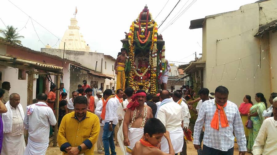 ಗುಬ್ಬಿ ಪಟ್ಟಣದಲ್ಲಿ ಸೋಮವಾರ ಬೇಟೆರಾಯ ಸ್ವಾಮಿ ರಥೋತ್ಸವ ನಡೆಯಿತು