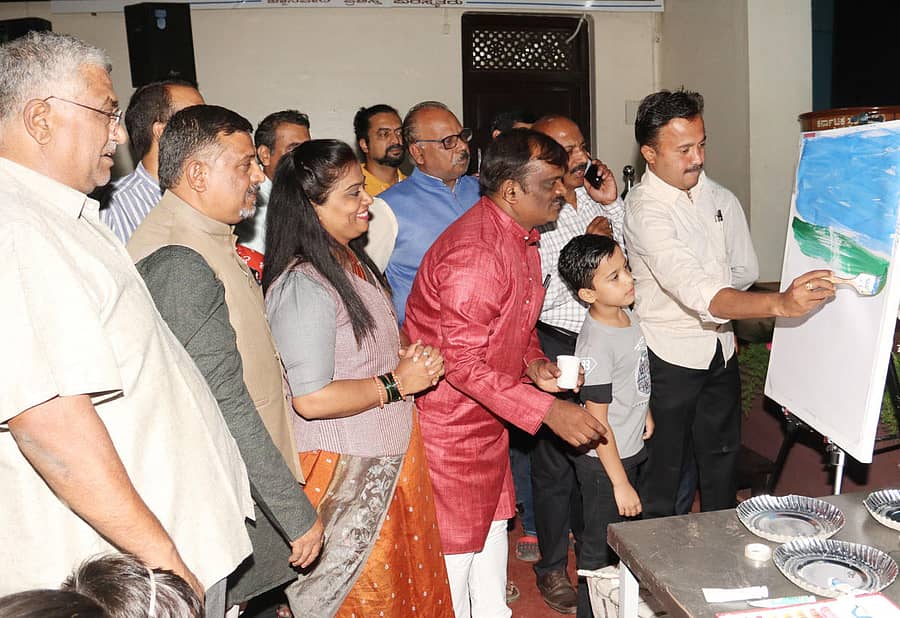 ಶಿವಮೊಗ್ಗದ ಕರ್ನಾಟಕ ಸಂಘದಲ್ಲಿ ಆಯೋಜಿಸಿದ್ದ ಚಿತ್ರಕಲಾ ಶಿಕ್ಷಕ ದೀಪು ಅವರ ಏಕವ್ಯಕ್ತಿ ಚಿತ್ರಕಲಾ ಪ್ರದರ್ಶನವನ್ನು ರಾಜ್ಯ ಸರ್ಕಾರಿ ನೌಕರರ ಸಂಘದ ಅಧ್ಯಕ್ಷ ಸಿ.ಎಸ್. ಷಡಾಕ್ಷರಿ ಉದ್ಘಾಟಿಸಿದರು.