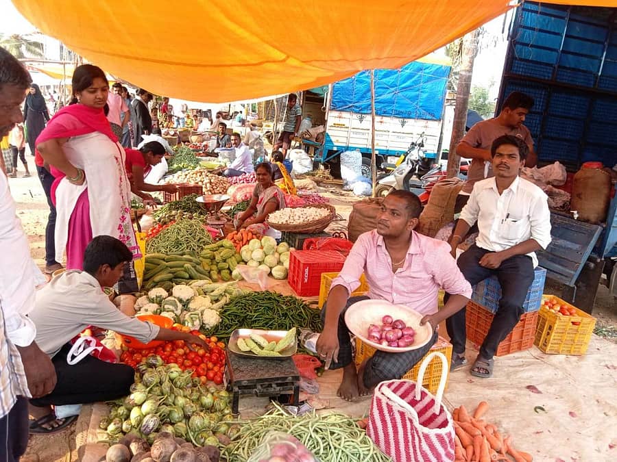ಪರಶುರಾಪುರದಲ್ಲಿ ಸೋಮವಾರ ನಡೆದ ‌ಸಂತೆಯ ಒಂದು ನೋಟ.