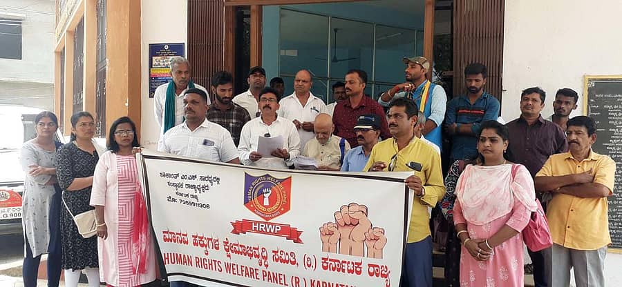 ಪ್ರಚೋದನಾಕಾರಿ ಸಂದೇಶ ಕಳುಹಿಸಿದ ಯಡಜಿಗಳಮನೆ ಗ್ರಾಮ ಪಂಚಾಯಿತಿ ಉಪಾಧ್ಯಕ್ಷ ಗಿರೀಶ್ ಹಕ್ರೆ ವಿರುದ್ಧ ಕ್ರಮ ಕೈಗೊಳ್ಳಬೇಕು ಎಂದು ಒತ್ತಾಯಿಸಿ ಮಾನವ ಹಕ್ಕುಗಳ ಕ್ಷೇಮಾಭಿವೃದ್ಧಿ ಸಮಿತಿ ಕಾರ್ಯಕರ್ತರು ಸೋಮವಾರ ಸಾಗರದ ಉಪವಿಭಾಗಾಧಿಕಾರಿ ಕಚೇರಿ ಎದುರು ಪ್ರತಿಭಟನೆ ನಡೆಸಿದರು.