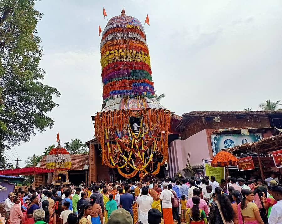 ಬನವಾಸಿಯಲ್ಲಿ ಉಮಾಮಧುಕೇಶ್ವರ ದೇವರ ರಥೋತ್ಸವ ಮಂಗಳವಾರ ನಡೆಯಿತು. 414 ವರ್ಷ ಹಳೆಯದಾದ ಮಹಾಸ್ಯಂದನ ರಥಕ್ಕೆ ಅದ್ದೂರಿ ಅಲಂಕಾರ ಮಾಡಲಾಗಿತ್ತು