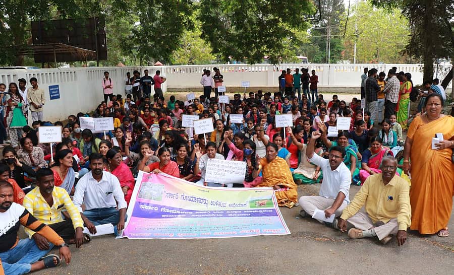 ಹಾಸನ ಜಿಲ್ಲಾಧಿಕಾರಿ ಕಚೇರಿ ಎದುರು ವಿದ್ಯಾರ್ಥಿಗಳು ಹಾಗೂ ಗ್ರಾಮಸ್ಥರು ಪ್ರತಿಭಟನೆ ನಡೆಸಿದರು