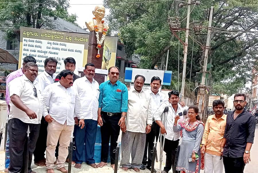 ಧಾರವಾಡದ ನುಗ್ಗಿಕೇರಿಯಲ್ಲಿ ಮುಸ್ಲಿಂ ವ್ಯಾಪಾರಿ ಮೇಲೆ ನಡೆದ ಮತಾಂಧರ ದಾಳಿಯನ್ನು ಖಂಡಿಸಿ ಹಾಗೂ ಕೋಮು ಸೌಹಾರ್ದ ಕದಡುವ ಶಕ್ತಿಗಳನ್ನು ನಿಯಂತ್ರಿಸಲು ಒತ್ತಾಯಿಸಿ ಹಾವೇರಿ ನಗರದ ಗಾಂಧಿ ವೃತ್ತದಲ್ಲಿ ಮಂಗಳವಾರ ಪ್ರಗತಿಪರ ಸಂಘಟನೆಗಳ ವೇದಿಕೆ ನೇತೃತ್ವದಲ್ಲಿ ಸಾಂಕೇತಿಕ ಪ್ರತಿಭಟನೆ ನಡೆಯಿತು