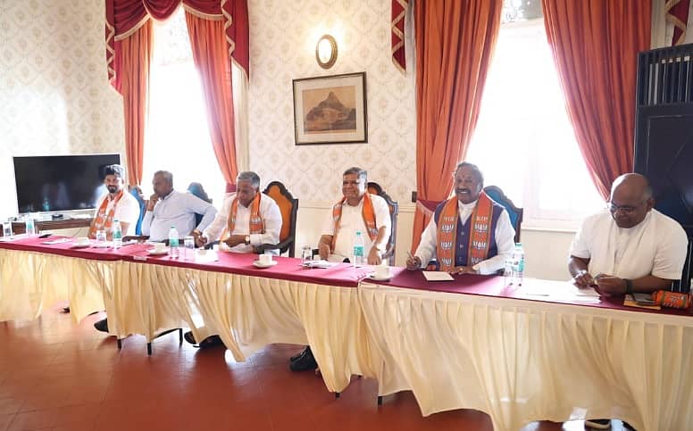 ಸಚಿವರಾದ ಕೆ.ಎಸ್.ಈಶ್ವರಪ್ಪ, ವಿ.ಸೋಮಣ್ಣ, ಎಸ್.ಟಿ.ಸೋಮಶೇಖರ್, ಸಂಸದ ಪ್ರತಾಪಸಿಂಹ, ಜಗದೀಶ್ಶೆಟ್ಟರ್ ಸಭೆಯಲ್ಲಿ ಭಾಗಿಯಾಗಿದ್ದಾರೆ.