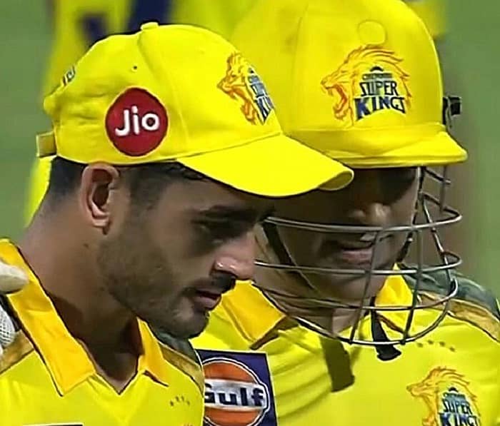 ಯುವ ಆಟಗಾರನಿಗೆ ಧೋನಿ ಬೆಂಬಲ (ಟ್ವಿಟರ್ ಚಿತ್ರ)