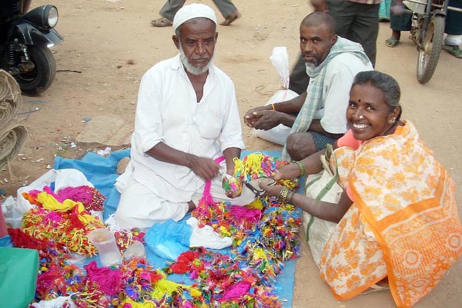 ಶ್ರೀನಿವಾಸಪುರದಲ್ಲಿ ಹಿಂದೂ ಮಹಿಳೆಯೊಬ್ಬರು ದೀಪಾವಳಿ ಆಚರಿಸಲು ಮುಸ್ಲಿಂ ವ್ಯಾಪಾರಿಯೊಬ್ಬರಿಂದ ನೋಮುದಾರ ಖರೀದಿಸುತ್ತಿರುವುದು (ಸಂಗ್ರಹ ಚಿತ್ರ)