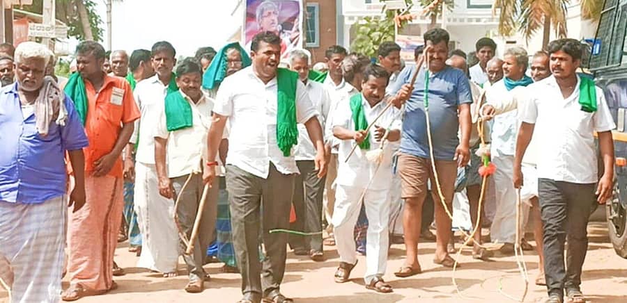 ಯೂನಿಯನ್ ಬ್ಯಾಂಕ್ ಆಫ್ ಇಂಡಿಯಾ ಅಧಿಕಾರಿಗಳ ಕಾರ್ಯವೈಖರಿ ಖಂಡಿಸಿ ಒಟಿಸ್ ಸೌಲಭ್ಯಕ್ಕೆ ಆಗ್ರಹಿಸಿ ರೈತರು ಬಾರುಕೋಲು ಚಳುವಳಿ ನಡೆಸಿದರು