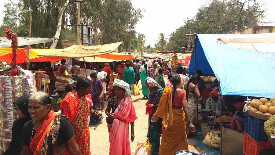 ಮೊಳಕಾಲ್ಮುರಿನಲ್ಲಿ ಸಂತೆಯಲ್ಲಿ ನೆರಳಿನ ಕೊರತೆಯಿಂದಾಗಿ ತಾಡಪಾಲು ಶೆಡ್ ನಿರ್ಮಿಸಿಕೊಂಡಿರುವುದು.