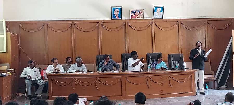 ಕೆಜಿಎಫ್ ರಾಬರ್ಟಸನ್ಪೇಟೆ ನಗರಸಭೆಯಲ್ಲಿ ಮಂಗಳವಾರ ನಡೆದ ವಿಶೇಷ ಸಾಮಾನ್ಯ ಸಭೆಯಲ್ಲಿ ವಕೀಲ ವೆಂಕಟರಾಮಯ್ಯ ಕಾನೂನಿನ ಬಗ್ಗೆ ಮಾಹಿತಿ ನೀಡಿದರು. ಅಧ್ಯಕ್ಷ ವಳ್ಳಲ್ ಮುನಿಸ್ವಾಮಿ, ಪೌರಾಯುಕ್ತ ನವೀನಚಂದ್ರ ಹಾಜರಿದ್ದರು