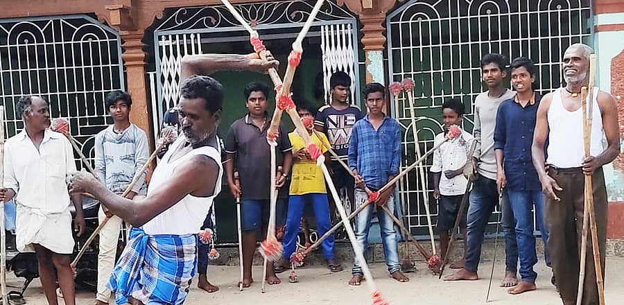 ಯಳಂದೂರು ತಾಲ್ಲೂಕಿನ ಮದ್ದೂರು ಗ್ರಾಮದ ಗರಡಿಮನೆಯ ಮುಂಭಾಗ ದೊಣ್ಣೆ ವರಸೆಕಲಿಕೆಯಲ್ಲಿ ತಲ್ಲೀನರಾಗಿರುವ ಯುವಕರು