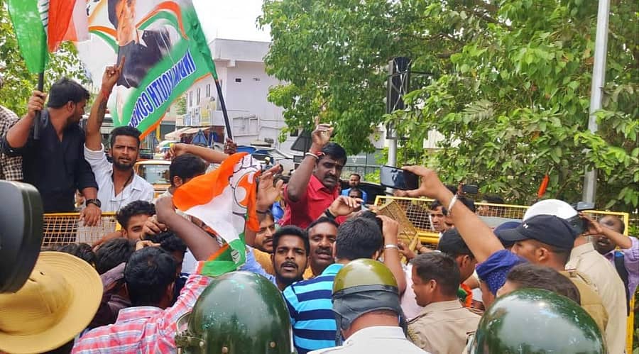 ಶಿವಮೊಗ್ಗದಲ್ಲಿ ಮಂಗಳವಾರ ಯುವ ಕಾಂಗ್ರೆಸ್ ಕಾರ್ಯಕರ್ತರು ಸಚಿವ ಈಶ್ವರಪ್ಪ ಅವರ ಮನೆಗೆ ಮುತ್ತಿಗೆ ಹಾಕಲು ಯತ್ನಿಸಿದರು.