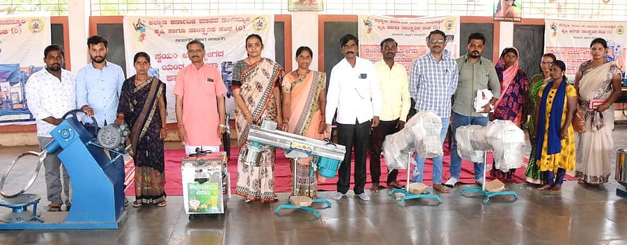 ಬೀದರ್‌ನ ಪ್ರತಾಪನಗರದ ಜನಸೇವಾ ಶಾಲೆಯಲ್ಲಿ ಆಯ್ಕೆಯಾದ ಫಲಾನುಭವಿಗಳಿಗೆ ಕಲ್ಯಾಣ ಕರ್ನಾಟಕ ಮಾನವ ಸಂಪನ್ಮೂಲ, ಕೃಷಿ ಹಾಗೂ ಸಾಂಸ್ಕೃತಿಕ ಸಂಘದಿಂದ ಕಿರು ಉತ್ಪಾದನಾ ಯಂತ್ರಗಳನ್ನು ವಿತರಿಸಲಾಯಿತು