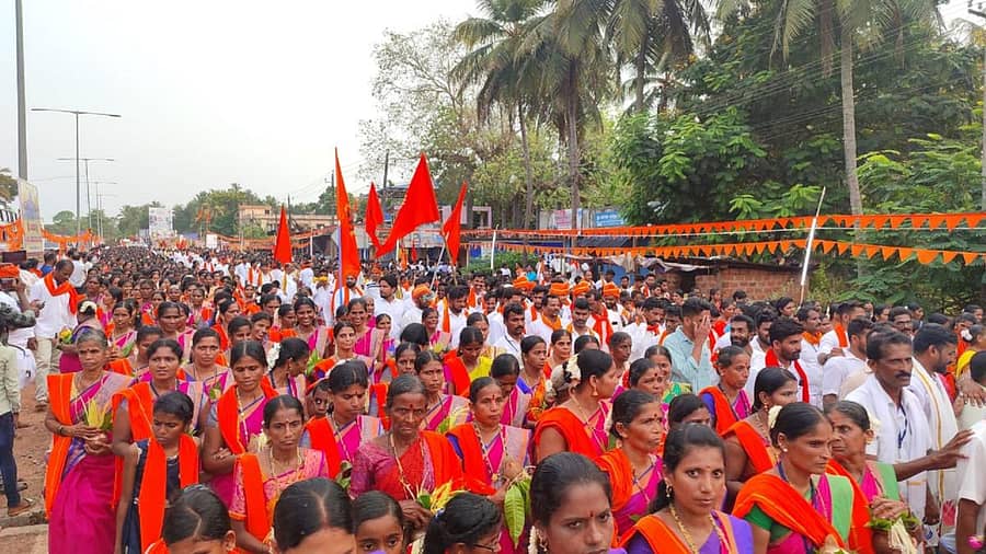 ಭಟ್ಕಳಕ್ಕೆ ಬುಧವಾರ ಭೇಟಿ ನೀಡಿದ ಉಜಿರೆ ಶ್ರೀರಾಮ ಕ್ಷೇತ್ರದ ಬ್ರಹ್ಮಾನಂದ ಸರಸ್ವತಿ ಸ್ವಾಮೀಜಿ ಅವರನ್ನು ಮಹಿಳೆಯರು ಪೂರ್ಣಕುಂಭದೊಂದಿಗೆ ಸ್ವಾಗತಿಸಿದರು