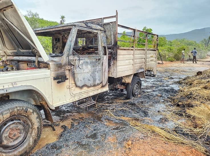 ಒಣಹುಲ್ಲು ಸಾಗಿಸುತ್ತಿದ್ದ ವಾಹನ ಸುಟ್ಟು ಕರಕಲಾಗಿರುವ ದೃಶ್ಯ