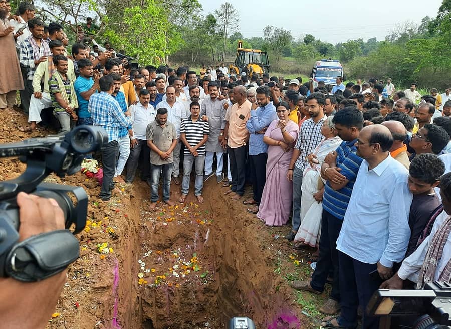 ಗುತ್ತಿಗೆದಾರ ಸಂತೋಷ್ ಪಾಟೀಲ್‌ ಅವರ ಅಂತ್ಯಕ್ರಿಯೆ ಬೆಳಗಾವಿ ಜಿಲ್ಲೆಯ ಬಡಸ ಗ್ರಾಮದಲ್ಲಿ ನೆರವೇರಿತು. 