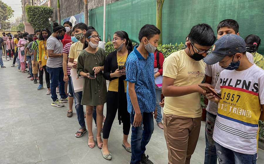 ಕೋವಿಡ್–19 ಲಸಿಕೆ ಹಾಕಿಸಿಕೊಳ್ಳಲು ಗಾಜಿಯಾಬಾದ್ನಲ್ಲಿ ಸಾಲುಗಟ್ಟಿ ನಿಂತಿರುವ ವಿದ್ಯಾರ್ಥಿಗಳು–ಸಂಗ್ರಹ ಚಿತ್ರ