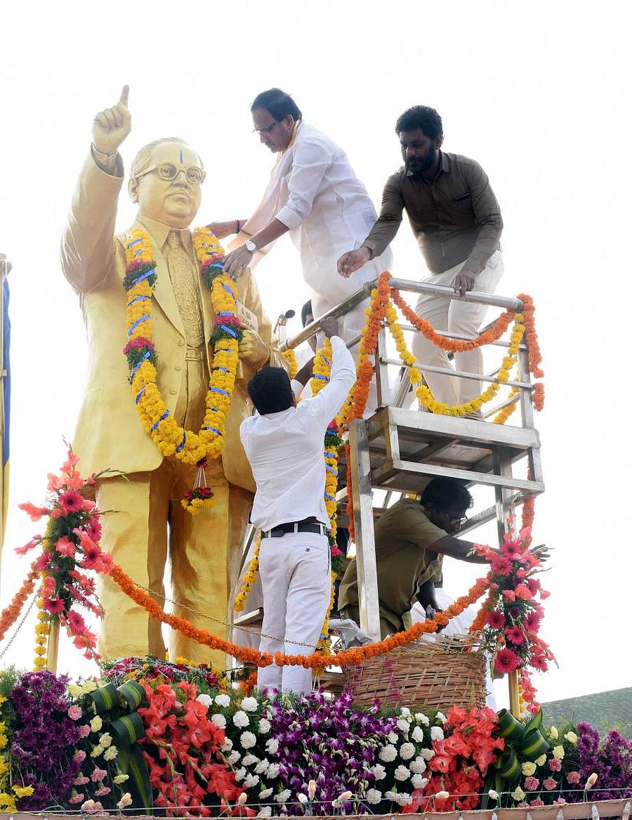 ಬೀದರ್ನಲ್ಲಿ ಗುರುವಾರ ಕೇಂದ್ರ ರಸಗೊಬ್ಬರ ಖಾತೆ ರಾಜ್ಯ ಸಚಿವ ಭಗವಂತ ಖೂಬಾ ಅವರು ಭಾರತ ರತ್ನ ಬಾಬಾಸಾಹೇಬರ ಪ್ರತಿಮೆಗೆ ಮಾಲಾರ್ಪಣೆ ಮಾಡಿದರು