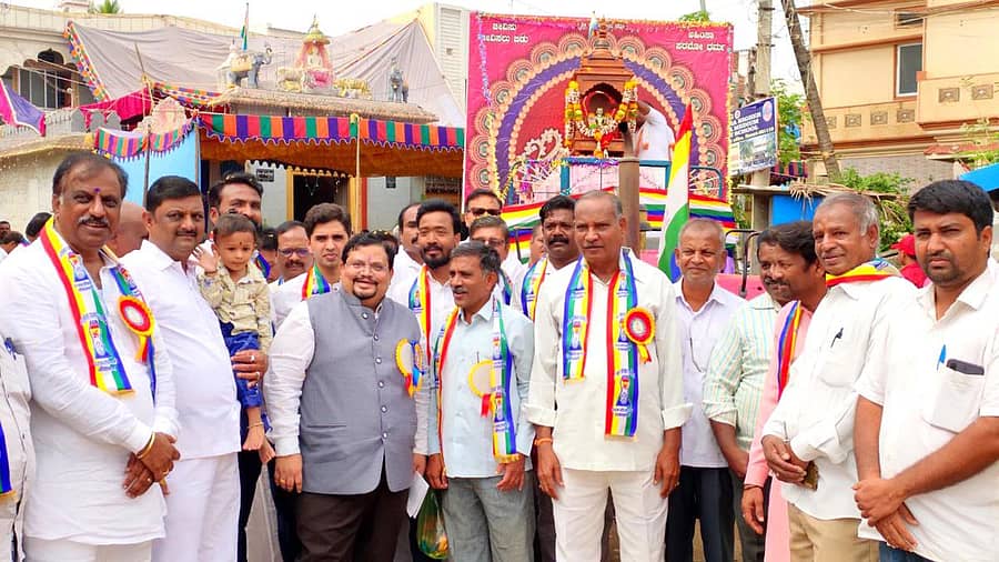 ಭಗವಾನ್ ಮಹಾವೀರ ಜಯಂತಿ ಅಂಗವಾಗಿ ಹಾವೇರಿ ನಗರದಲ್ಲಿ ಗುರುವಾರ ನಡೆದ ಮೆರವಣಿಗೆಯಲ್ಲಿ ಶಾಸಕ ನೆಹರು ಓಲೇಕಾರ, ನಗರಸಭೆ ಅಧ್ಯಕ್ಷ ಸಂಜೀವಕುಮಾರ ನೀರಲಗಿ, ನಗರಾಭಿವೃದ್ಧಿ ಪ್ರಾಧಿಕಾರದ ಅಧ್ಯಕ್ಷ ಶಿವಕುಮಾರ ಸಂಗೂರ, ಜಿಲ್ಲಾಧಿಕಾರಿ ಸಂಜಯ ಶೆಟ್ಟೆಣ್ಣವರ, ಸಿಇಒ ಮೊಹಮ್ಮದ್ ರೋಶನ್ ಪಾಲ್ಗೊಂಡಿದ್ದರು