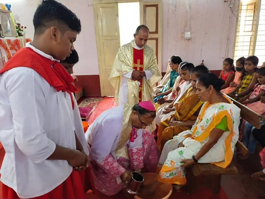 ಕಾಸರಗೋಡು ಜಿಲ್ಲೆಯ ಮಣಿಯಂಪಾರೆ ಚರ್ಚ್ನಲ್ಲಿ ಗುರುವಾರ ಸಂಜೆ ಮಂಗಳೂರು ಬಿಷಪ್ ರೆ.ಡಾ.ಪೀಟರ್ ಪಾವ್ಲ್ ಸಲ್ಡಾನ, 12 ಜನರ ಪಾದ ತೊಳೆದರು.